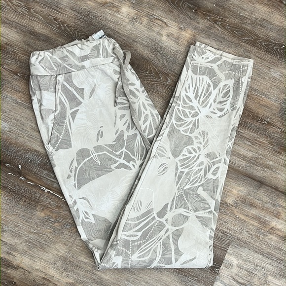 Nina Kindosa Paris Women Pull On Chali Pants Size M? Tropical Camo Print Neutral - Picture 15 of 16